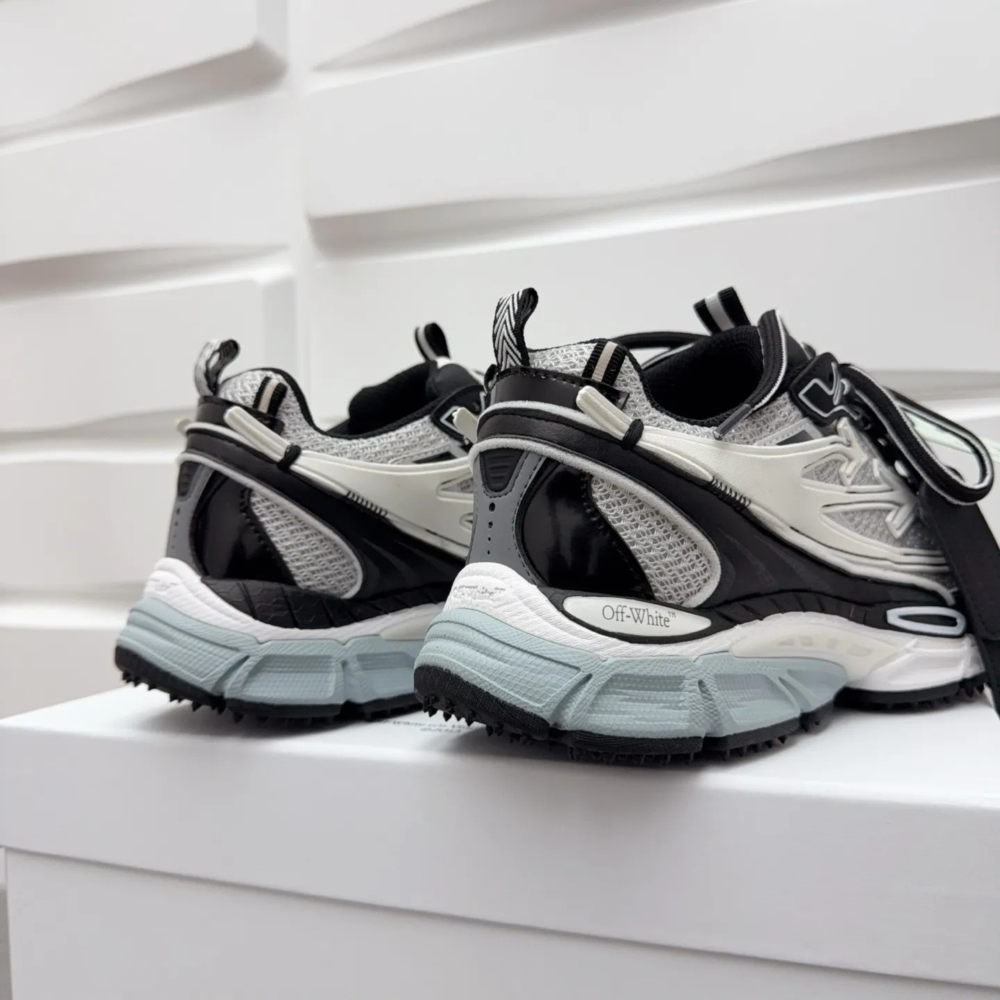 【off- white】P: 720💰Couple style👫, Size: 35-44 (Male 38.45.46 custom-made) High-quality version👊"Out of office" series original mold opening, original lasting, production process 1:1 original version ➰OFF GREY) OFF-WHITE Be Right Back Couple style👫Round toe lace-up arrow pattern low-top lifestyle casual shoes green. A running shoe called the "Be Right Back" sneaker. The design of this sneaker is inspired by Japanese sports aesthetics and craftsmanship, with running performance and principles at its core.